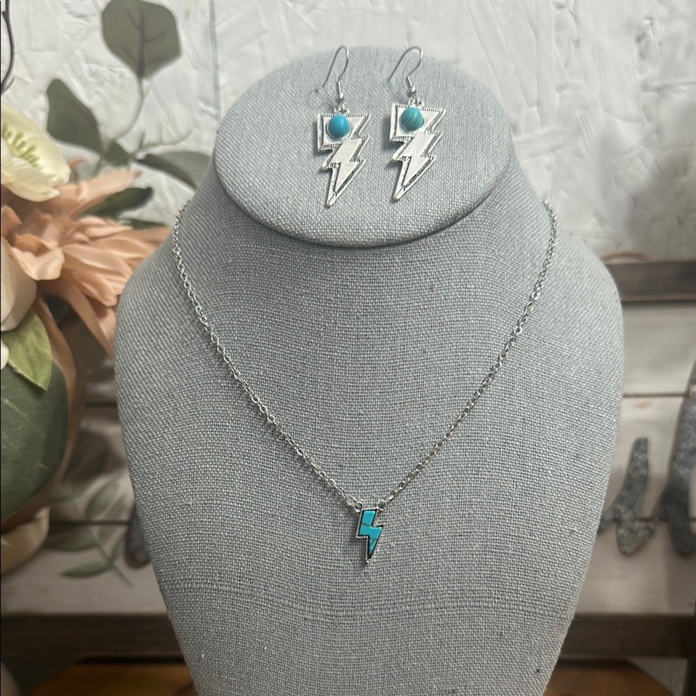 Pretty and stylish turquoise and silver necklace set